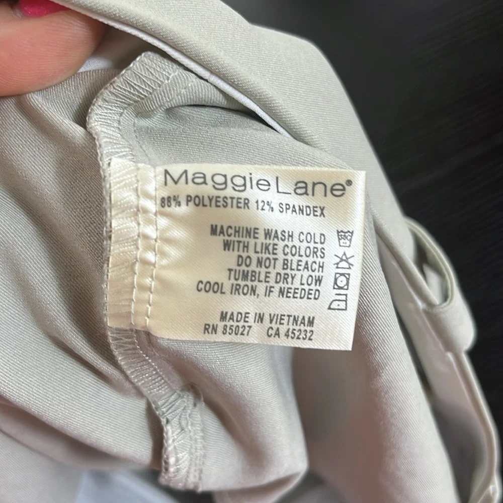 Maggie Lane Golf Shorts, size 2, Tan, 21 1/2 inch top to bottom